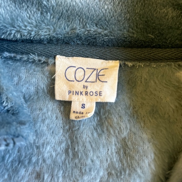 snowflake blue top ! ☃️❄️ - Picture 2 of 9